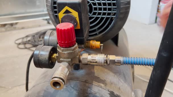 Manguera de alta presión de desconexión manual masculina al compresor eléctrico de aire. — Vídeos de Stock