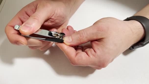 Muž si stříhá nehty. Self-care hřebíky. — Stock video