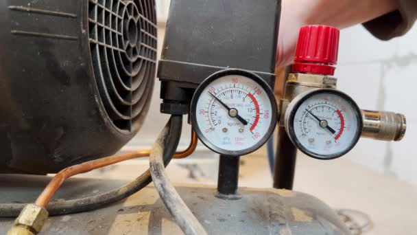 Alivio de presión en el compresor de aire. Control del proceso en un manómetro. — Vídeo de stock