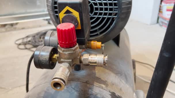 Conexión de la manguera de alta presión al compresor de aire. — Vídeos de Stock