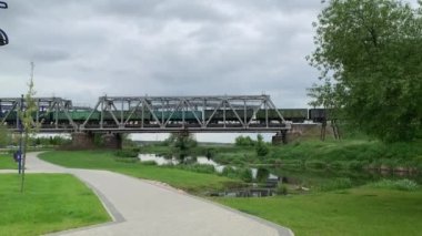 Ukrayna 'daki savaştan önce Irpen Nehri' nden geçen demiryolu köprüsü. Tren geçiyor. 