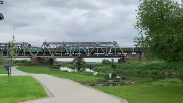 Ukrayna 'daki savaştan önce Irpen Nehri' nden geçen demiryolu köprüsü. Tren geçiyor. — Stok video