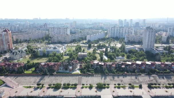 Letecký pohled na okres Obolon v Kyjevě, před válkou na Ukrajině. — Stock video