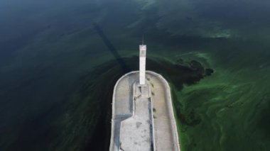 Ukrayna 'daki savaştan önce Kiev yakınlarındaki eski bir deniz feneri. İHA atışı.