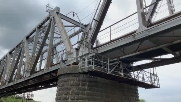 Ukrayna 'daki savaştan önce Irpen Nehri üzerindeki demiryolu köprüsünü kapatın.. — Stok video