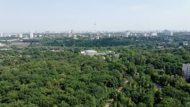 Dron zastrzelony na zielonym lesie i Kijowie panoramy miasta. Postrzelony w 4K. Ukraina — Wideo stockowe