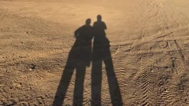 Silhouette Couples Shadow Evening Sun Casts Shadows Two People Walking — Stock video