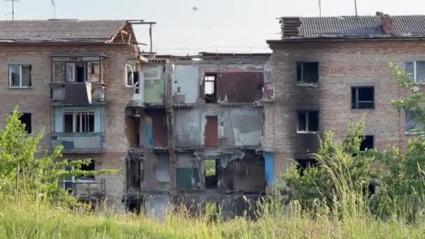 Damaged Burnt Out Multi Storey Houses Ukraine Kyiv Walls Broken — Stock Video