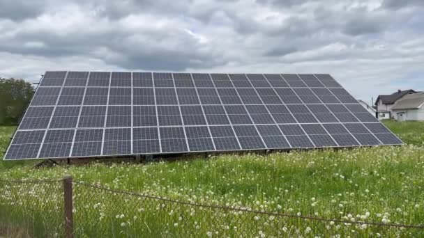 Solar Power Plant Cloudy Weather Field Dandelions Summer — 图库视频影像