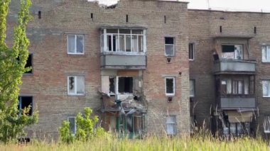 Ukrayna 'da, Kyiv yakınlarında çok katlı bir evde hasar var. Ukrayna 'da Savaş. 