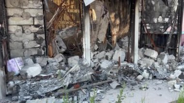 Rus saldırıları ve Ukrayna 'nın askeri işgali sırasında harabeler. Bina hava saldırısıyla yıkıldı.. 
