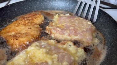 Tavada et kızartmak ve spatula kullanmak. Yemek pişirme konsepti. Tavada yağlı tavuk bifteği pişirmek. Yemek yap. Ev yapımı tavuk kızartması..