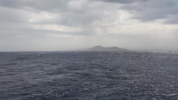 Widok Wyspę Tiran Zachmurzone Burze Pogodowe Deszcz Morzu Czerwonym — Wideo stockowe