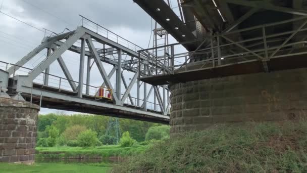 Železniční Most Přes Řeku Irpen Před Válkou Ukrajině Podle Kterého — Stock video