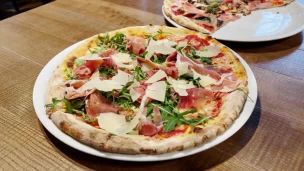 Prosciutto Pizza Parmezanem Liśćmi Rukoli Smaczna Włoska Pizza Jedzenie Picie — Wideo stockowe