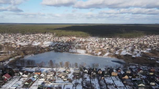 ウクライナでの戦争の前にホレンカ村の空中ビュー 冬時間 凍結湖 家の上に雪 戦前のゴストメルのブチャ州アーペン近郊の村 — ストック動画