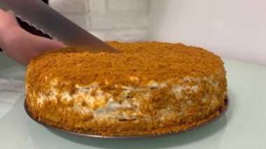 Kadın ellerinin ev yapımı Napolyon pastasını parçalara ayırması. Tatlı için fikirler ve tarifler.