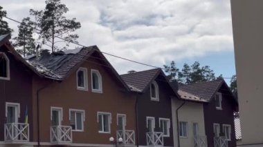 Ukrayna 'da, Kyiv yakınlarında hasar görmüş bir çatı. Ukrayna 'da Savaş. 