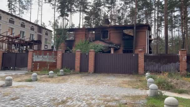 Poškozené Vyhořelé Domy Ukrajině Poblíž Kyjeva Válka Ukrajině — Stock video