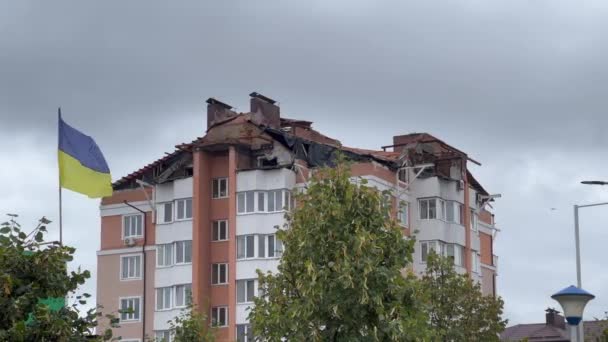 Bandiera Ucraina Danneggiato Bruciato Tetto Case Più Piani Ucraina Vicino — Video Stock
