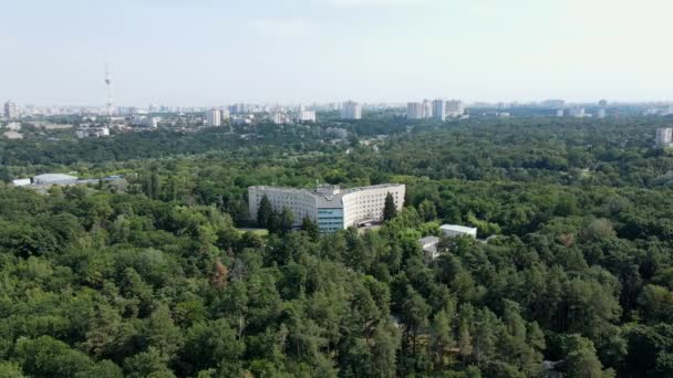 Vue Dessus Bâtiment Étonnant Dans Forêt Verte Ville Kiev Skyline — Video