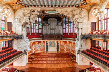 Barcelona, İspanya-27 Eylül 2021: Palau de la Musica Catalana. Vakfın görevi, başta koro şarkıları, bilgi ve kültür mirası ve opera yayılımı olmak üzere müziği tanıtmak.