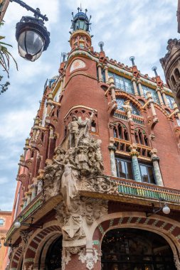 Palau de la Musica Catalana. Vakfın görevi, özellikle Barselona, katalonya ve İspanya 'daki kültür mirası ve operanın koro müziği, bilgisi ve yayılmasını teşvik etmektir.