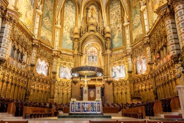 Montserrat, İspanya - 21 Eylül 2021: Montserrat Bazilikası 'nın ana sunağı ve sunağı, Barselona, katalonya, İspanya