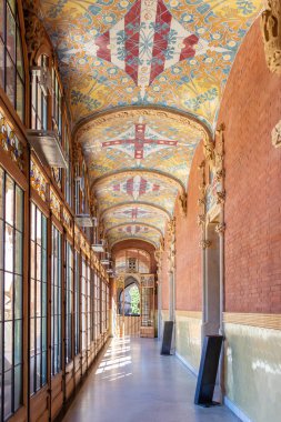 Barselona, İspanya - 19 Eylül 2021: Kutsal Haç Hastanesi ve Saint Paul (de la Santa Creu i Sant Pau)