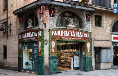 Barselona, İspanya - 21 Eylül 2021: Barselona 'nın Ramblas şehrinde bulunan eski eczane, Barselona, Katalonya, İspanya' nın en turistik ve merkezi bölgesi.