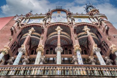 Palau de la Musica Catalana. Vakfın görevi, özellikle Barselona, katalonya ve İspanya 'daki kültür mirası ve operanın koro müziği, bilgisi ve yayılmasını teşvik etmektir.
