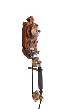 İletişim için eski, eski bir telli telefon sarı bir duvara asılı. 1880 'lerden Avrupa' daki ilk telefonlardan biri. Beyaz arkaplanda izole