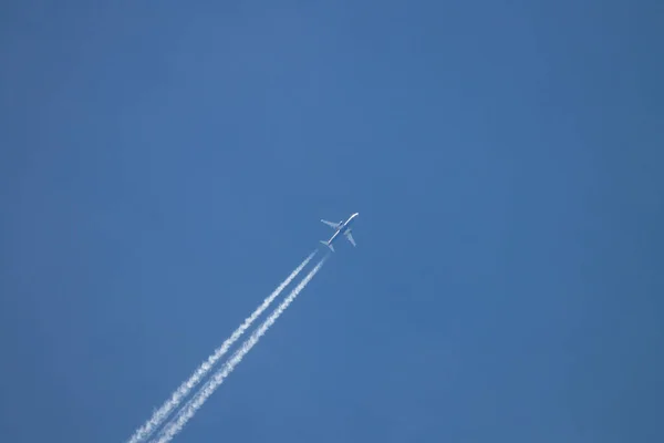 Blick Auf Ein Verkehrsflugzeug Hoch Himmel Mit Den Spuren Der — Stockfoto