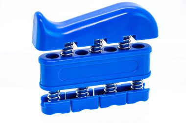 El tutuşu güçlendirici mavi ile beyaz arkaplanda izole edilmiş