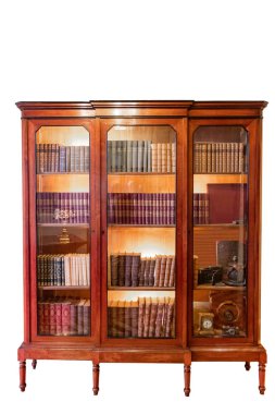 Beyaz arka planda kitap ve cam kapılı eski bir kitaplık.