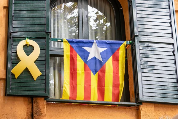 Bandera Independencia Catalana Cinta Amarilla Colgando Una Ventana Exigiendo Independencia — Foto de Stock