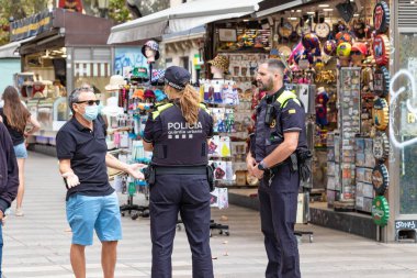 Barselona, İspanya - 21 Eylül 2021: Barselona Belediye Polisi, Guardia Urbana, vatandaşları ve turistleri koruyor ve onlara yardım ediyor
