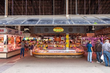 Barselona, İspanya - 21 Eylül 2021: Barselona, Katalonya, İspanya 'daki La Rambla' daki ünlü pazar