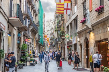 Barselona, İspanya - 27 Eylül 2021: Barselona Caddesi Katalonya bayraklarıyla süslendi