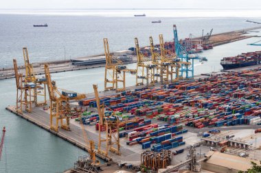 Barselona, İspanya - 21 Eylül 2021: Barselona konteynır limanı. Şehir limanındaki konteynırlar. Barselona büyük bir Avrupa limanıdır.