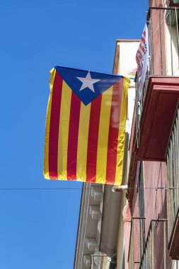 Katalan bağımsızlık bayrağı pencereden sarkıyor Katalonya 'nın bağımsızlığını talep ediyor