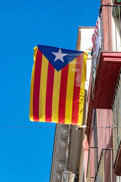 Katalan Bağımsızlık Bayrağı Pencereden Sarkıyor Katalonya Nın Bağımsızlığını Talep Ediyor — Stok fotoğraf