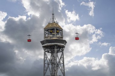 Barcelona 'daki Montjuic dağına giden teleferiğin görüntüsü.