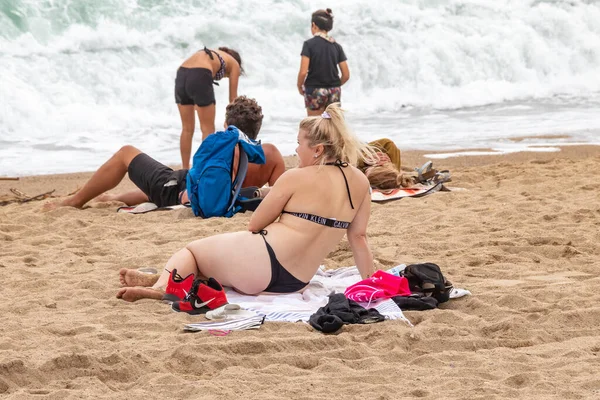 Barcelona Spanje September 2021 Blond Vrouwtje Zonnebaden Het Strand Van — Stockfoto