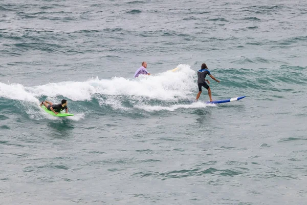 Barcelona Hiszpania Września 2021 Surfer Kostiumie Kąpielowym Łapiący Falę — Zdjęcie stockowe
