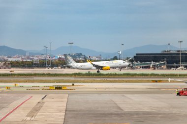 Barselona, İspanya - 24 Eylül 2021: Vueling Airlines EC-MDZ Airbus A320, Josep Tarradellas Barcelona - El Prat Havaalanı