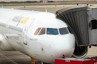 Barcelona, İspanya - 24 Eylül 2021: Vueling şirketinden Airbus A321 'in 