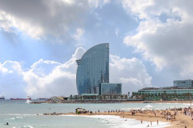Barcelona, İspanya - 24 Eylül 2021: The W Barcelona Hotel, İspanyol mimar Ricardo Bofill tarafından tasarlanan 98.8 metrelik bir binadır..