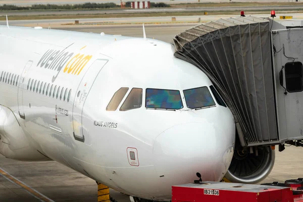 Barcelona, İspanya - 24 Eylül 2021: Vueling şirketinden Airbus A321 'in 