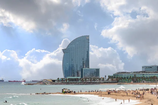 Barcelona, İspanya - 24 Eylül 2021: The W Barcelona Hotel, İspanyol mimar Ricardo Bofill tarafından tasarlanan 98.8 metrelik bir binadır..